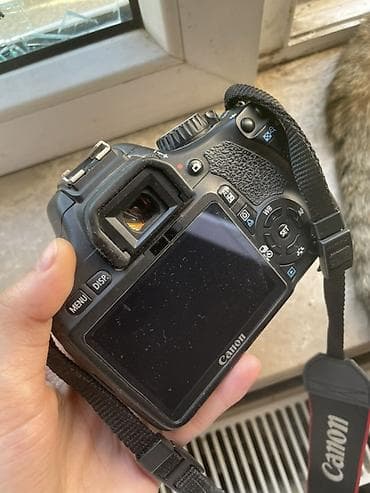Elektronika: Canon EOS 550D DSLR fotoaparat + Canon EF-S 18-55mm IS II obyektiv — 2