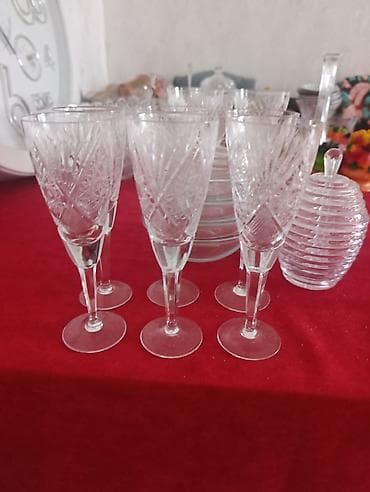 xonca aksesuarları: Çexiya Xrustal Meyvə qabı və 6 ədəd xrustal stəkan dəsti satılır. Çox — 3