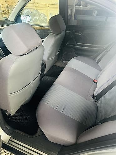 Mercedes-Benz E 240: 2.4 l | Sedan