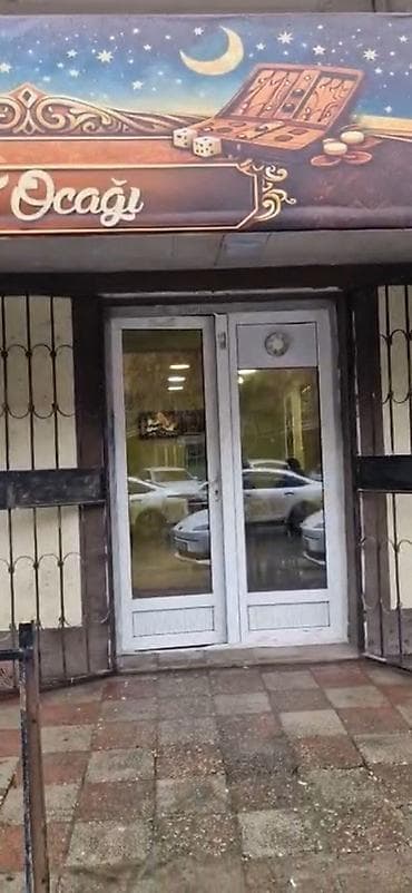 Şəhərin mərkəzinə yaxın yerləşən çay evi kimi işləmiş obyekt icarəyə