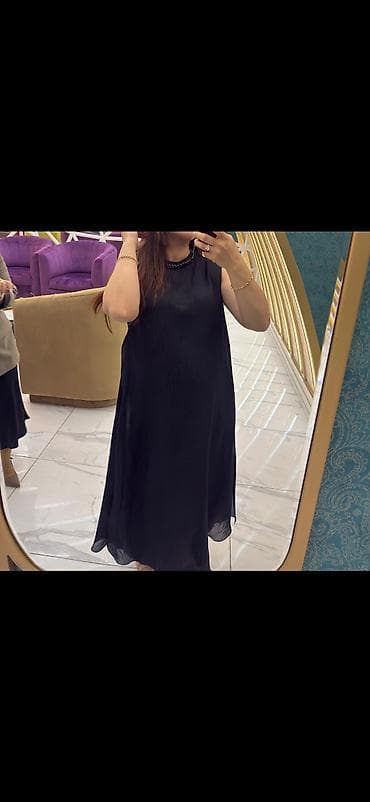 Qara rəngli, rahat kəsimli şifon maxi paltar. - Model: qolsuz