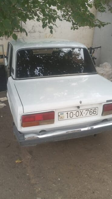 oturacaq uzlukleri: VAZ/Lada klassik sedan – ağ rəngdə, Azərbaycan nömrə nişanı 10-0X-766 — 3