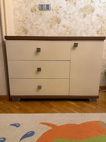 parça dolap: Meubel dəsti - Geniş sürgülü qapılı şkaf: krem rəngli panel və tünd — 1