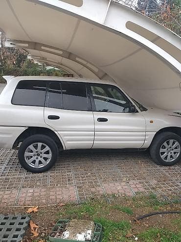 maşım: Toyota RAV4, 1-ci nəsil, ağ rəng, 5 qapılı SUV. Texniki və dizayn — 2