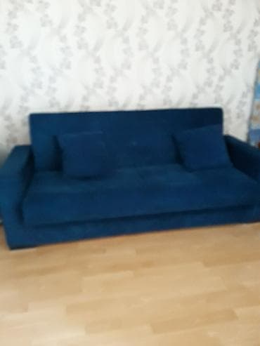 Tünd mavi rəngdə, müasir dizaynlı üçyerlik divan. Keçidli, düz xətli