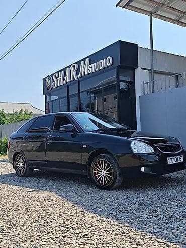 kompressor teh: Avtomobil: Qara rəngli sedan Xüsusiyyətlər: - Kuzov: 4 qapılı sedan — 4
