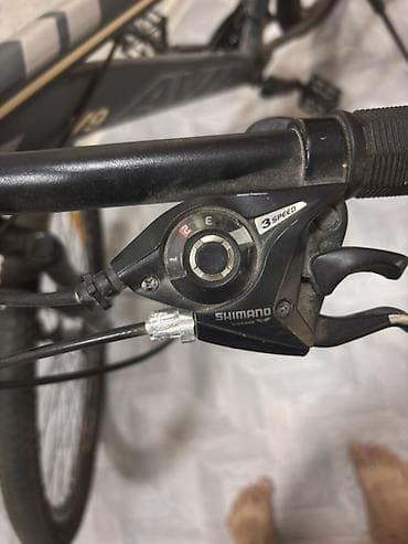 velosiped: AVA V3 dağ velosipedi. Qara və boz rəng kombinində, narıncı — 6