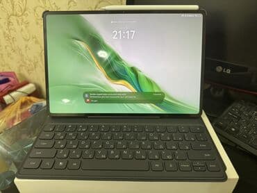 huawei 4g router 2: Qara rəngdə klaviaturası olan Huawei planşeti. Planşet evdə, ofisdə və — 2