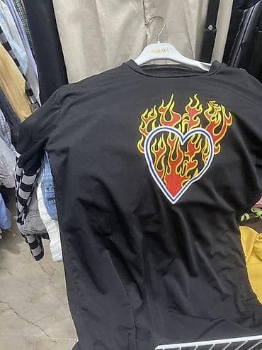 Футболки: Qara uzunqol köynək – alovlu ürək printi - Rəng: qara - Ön hissədə — 1