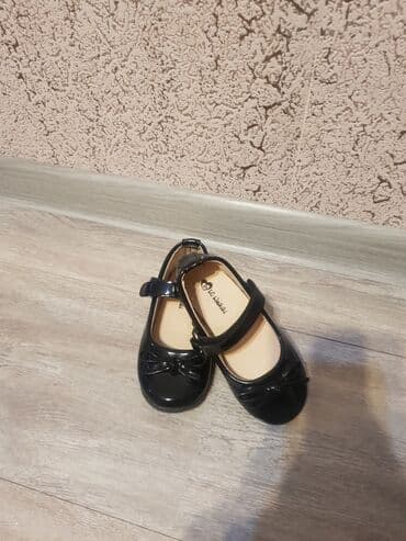 Manejlər: Ayaqqabilar. Soldan saga sira ile olculeri 20,21,22,23. yeni kimi — 6