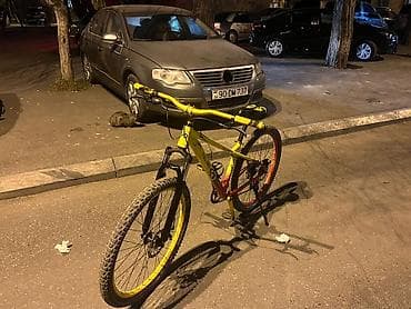 velosipet matoru: Sarı rəngli, disk əyləcli dağ velosipedi. Bu velosiped möhkəm metal — 3