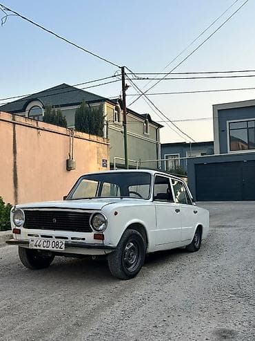 avto market: VAZ 2101, ağ rəng, sedan kuzov. Xüsusiyyətlər: - Klassik dizayn, 4 — 6