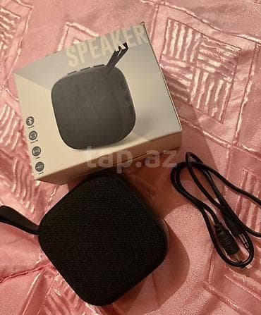 mini clip mp3 player: Portativ Bluetooth dinamik - Kompakt kvadrat dizayn, parça ön panel — 1