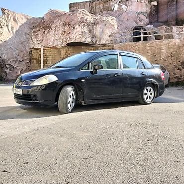 nissan tiida qiyməti: Nissan Tiida sedan – qara rəng, 4 qapı, AZ dövlət nömrə nişanı — 5