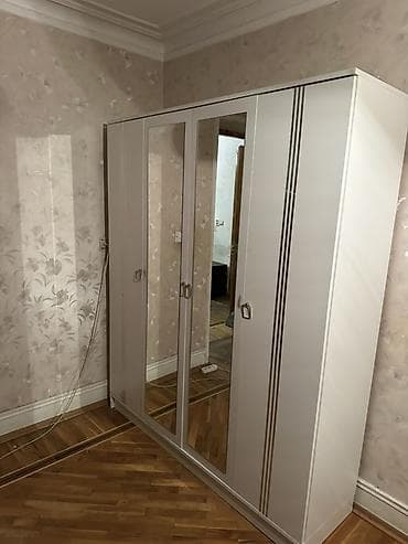 interyer: Dörd qapılı paltar şkafı - Rəng: ağ, dekorativ qızılı/metal xətləri — 3