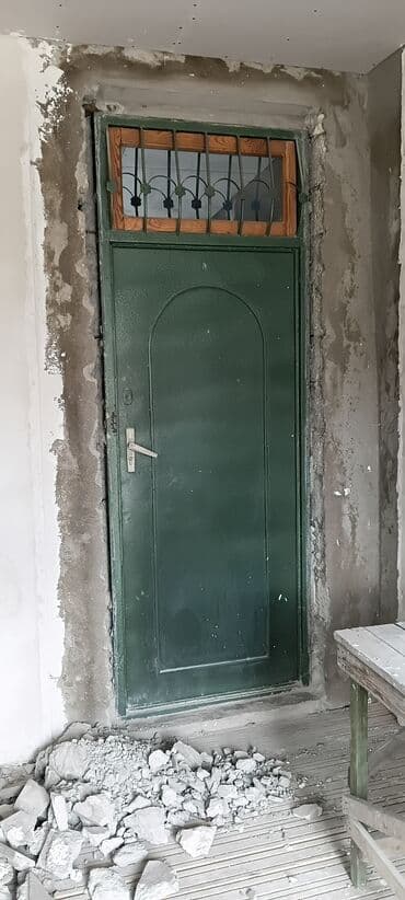 Metal giriş qapısı 2.40×90 ölçüsundə. Şveyler ramka. Normal haldadır