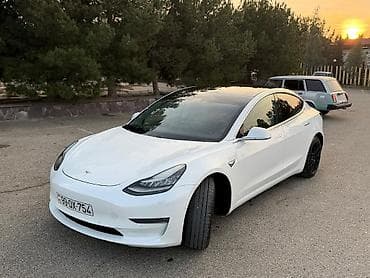 kon texnika: Tesla Model 3 Dual Motor (elektrik sedan) - Rəng: ağ, qara panoramik — 1