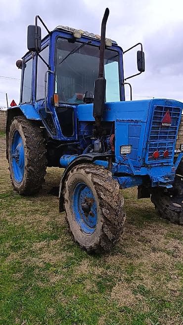 ucuz maşlar: Mavi rəngli kənd təsərrüfatı traktoru - Kabinli, geniş görünüşlü — 2