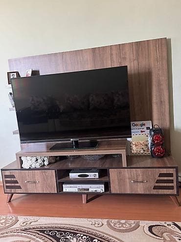 Düz TV altlığı, Polkalı, Laminat