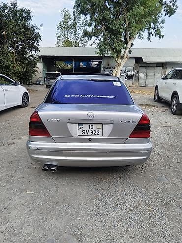 on lip: Mercedes-Benz 240: 2.4 l | 1998 il — 3