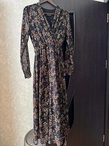 libas: Üzərində çiçək naxışları olan qara rəngli, uzunqol, V yaxalı maksi — 1