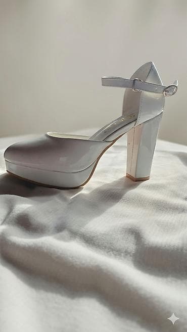 Ağ rəngli qadın ayaqqabısı – platformalı və qalın hündürdaban model