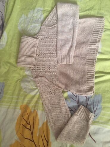 mokasin: Neytral rəngli, tünd göy rəngdə loaferlər. Ayaqqabıların yan tərəfində — 1