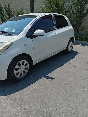 avto 444: Toyota Yaris hatchback (ağ rəng). Şəhər içi üçün sərfəli və rahat — 6