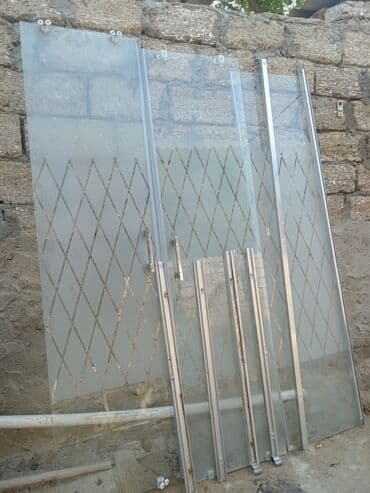 şuşə butulka: Duş kabini üçün şüşə panellər və metal profillər. Şüşə panellərin — 3