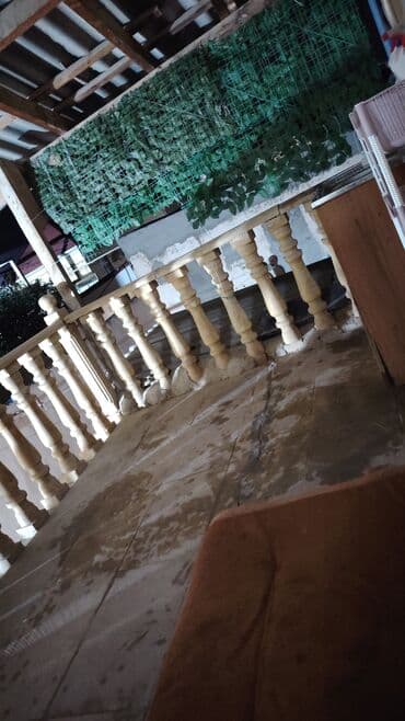 xalqlarda 1 otaqli evler: Kirayə ev. Evdə müxtəlif otaqlar, o cümlədən eyvan və ya terras — 1