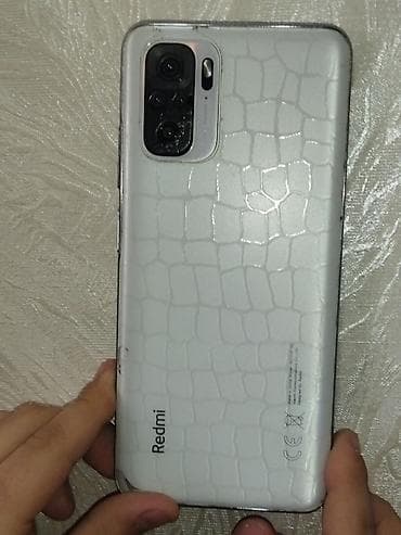 Redmi smartfon - Arxa tərəfdə “Redmi” loqolu, timsah naxışlı ağ arxa