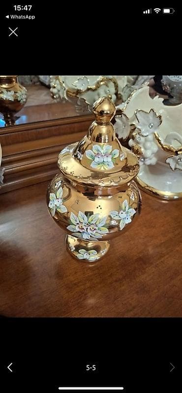dekor qab: Qızılı rəngdə, qapaqlı dekorativ şüşə qab (bomboniera). - Material — 2