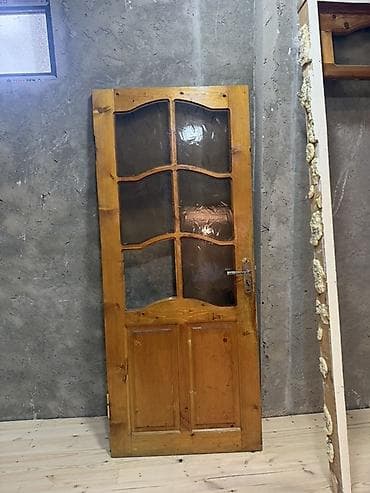 Şüşəli taxta qapı - Material: təbii ağac (laklanmış), dekorativ