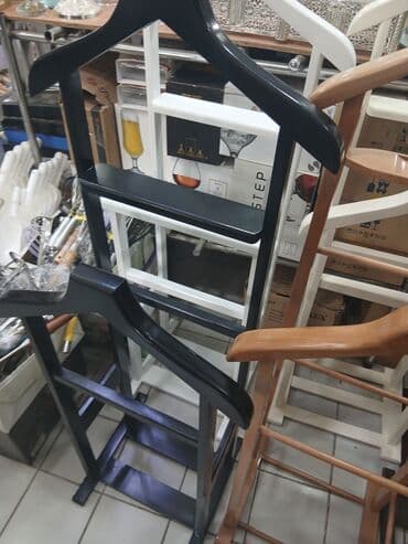 вешалка для брюк и рубашек напольная: Bu, paltarların səliqəli saxlanması üçün nəzərdə tutulmuş taxta — 3