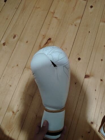 boks elcekleri: Ağ rəngdə "GINGPAI BOXING" brendinin boks əlcəkləri, məşq və ya döyüş — 4