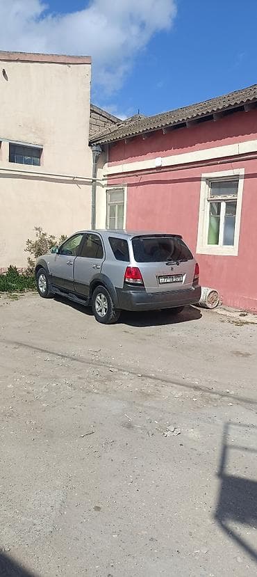 Kia Sorento, gümüşü rəngdə SUV. Əsas xüsusiyyətlər: - Geniş salon və