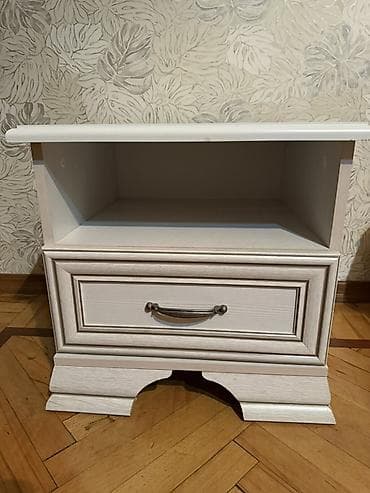 tumbuckalar: Klassik dizaynlı tumba (yataq otağı üçün) - 2 ədəd var Təxmini — 2