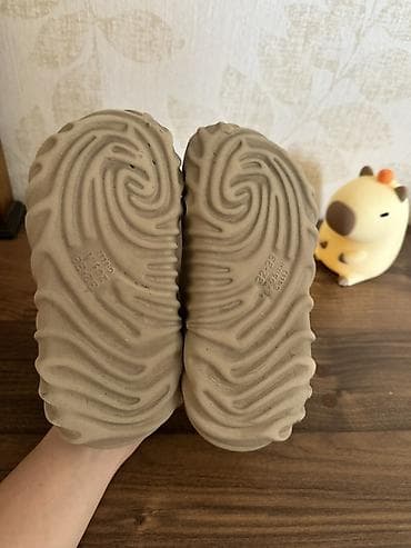 корпо тошок: Bej rəngli delikli rezin crocs tipli terliklər Ölcü 32-33 Material — 2