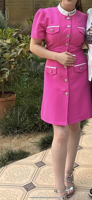 Qadın paltarı – parlaq çəhrayı, qısaqollu, yaxalıqlı model Gence