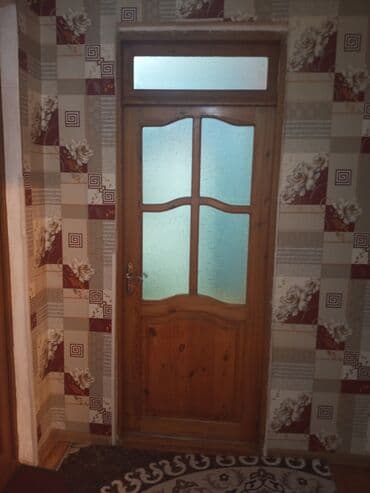 Işlənmiş taxta qapi