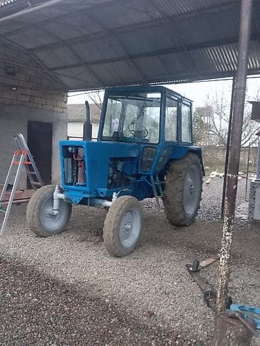 kamaz kabinasi: Mavi kabinli təkərli traktor - Güclü dizel mühərrik, mexaniki sürət — 2
