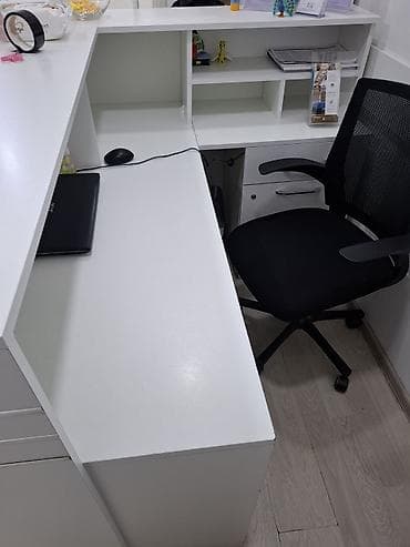 Ağ rəngdə resepsiyon/qarşılama stendi və iş masası dəsti - Dizayn