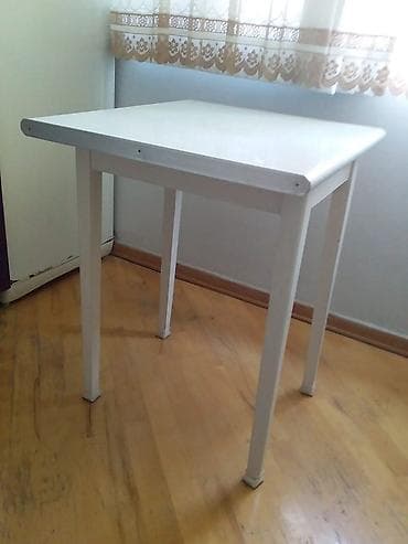 Mebel: Ağ rəngdə sadə masa - Material: ağ rəngdə boyanmış taxta/kompozit üst — 1