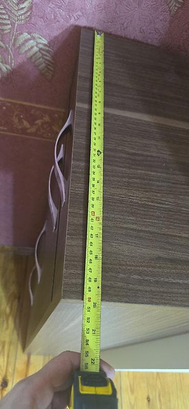 Ayaqqabı dolabı satılır
Hündürlük 1.3 mtr
Eni 50 cm
Dərinlik 25cm — 1