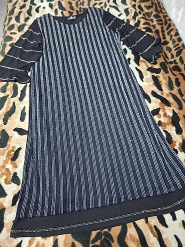 Qadın paltarı – zolaqlı, dizadək uzunluqda - Rəng: qara üzərində incə