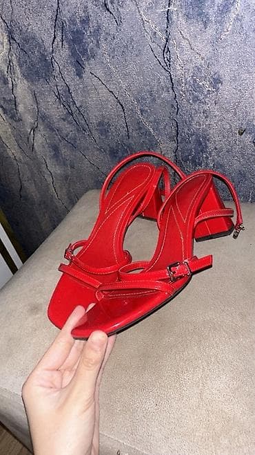 Toy paltarları və aksesuarları: Bershkadan alinb ela vezyetdedir Qırmızı qadın sandaleti - Rəng — 3