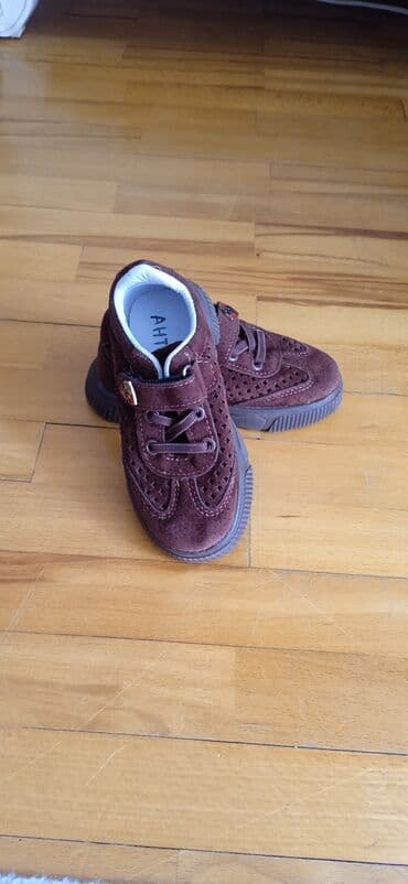 детские туфли с перфорацией: Tünd qəhvəyi rəngdə uşaq krossovkaları. Bu krossovkalar bağcıqlar və — 4