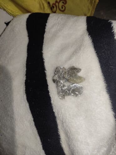 Məhsul: Parlaq, təbəqəli strukturda təbii mineral parçaları Təsvir: -