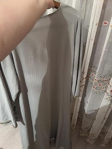 Boz rəngli, uzun və geniş kəsimli abaya/kaftan. Qollari ve boynu qasli — 5