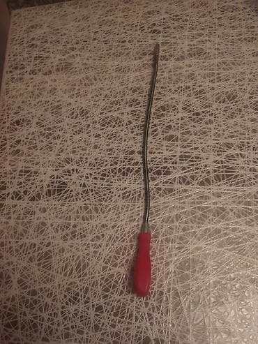 Maqnitli çubuğ purjunnudur uc hissesi maqnitdir yere eyilmeden